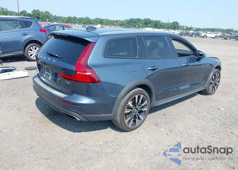 2021 Volvo V60 Cross Country T5 z USA, uszkodzony, nr VIN YV4102WK5M1068820